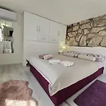 Indy\'S Beach Apartments